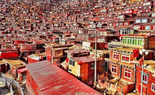 Những con hẻm nhỏ hẹp và những ngôi nhà san sát nhau tạo nên một mê cung tại Larung Gar. Du khách có thể dễ dàng bị lạc khi khám phá ngôi làng này.