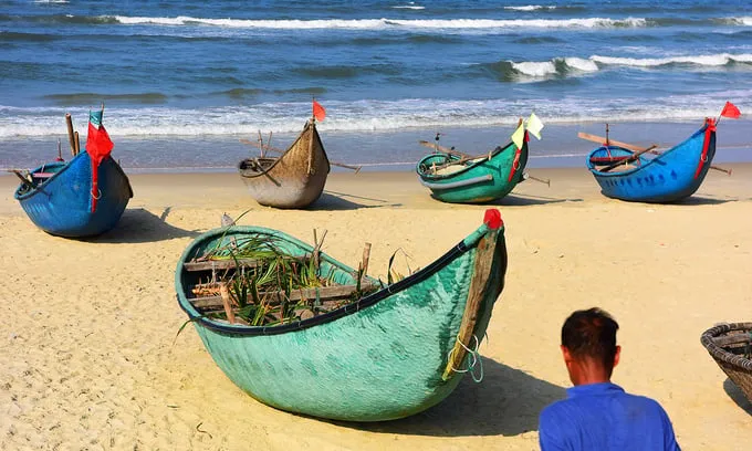Những con thuyền đánh cá được sơn màu rực rỡ.