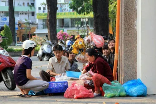 Những gánh hàng rong bánh tráng trộn thu hút giới trẻ Sài Thành. Ảnh: Phong Vinh