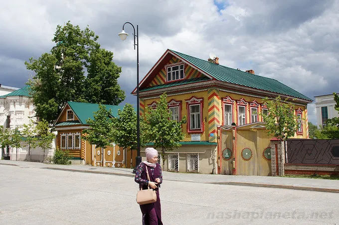 Những ngôi nhà cổ kính đầy màu sắc trên phố Old Tatar