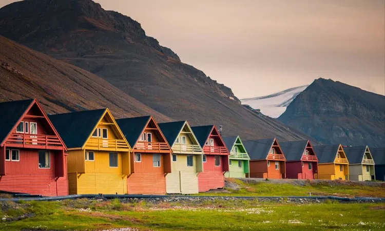 Những ngôi nhà đầy màu sắc của Longyearbyen dưới bầu trời Bắc Cực quang. Ảnh: Kayak.