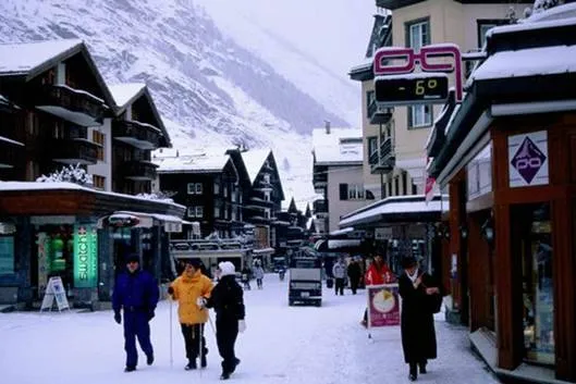 Những ngôi nhà gỗ truyền thống nằm san sát nhau ở Zermatt.