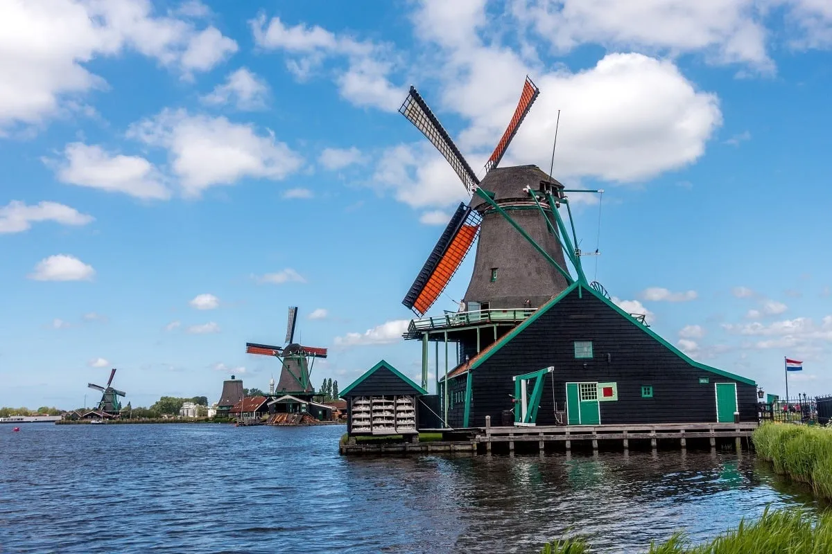 Những ngôi nhà gỗ truyền thống tại Zaanse Schans