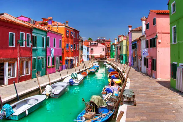 Những ngôi nhà san sát nhiều màu sắc ở Burano