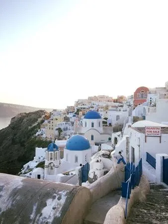 Những ngôi nhà trắng muốt đặc trưng của Santorini bên bờ biển xanh.