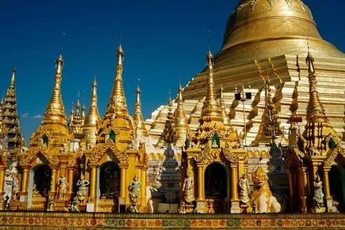 Những ngọn tháp nhọn dát vàng rực rỡ ở Myanmar