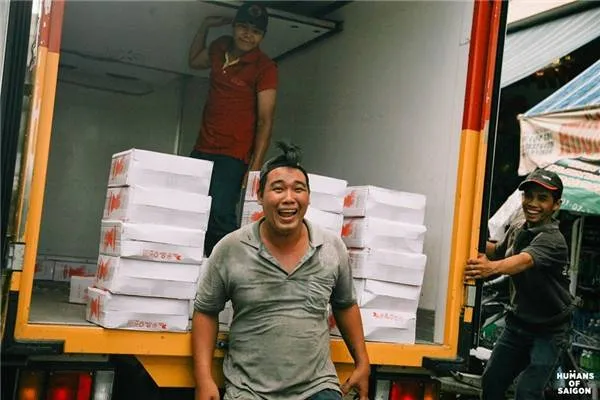 Những người đàn ông bốc vác cười tươi rạng rỡ. (Ảnh: Humans of Saigon)