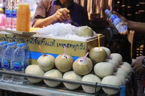 Những quả dừa được ướp lạnh trong thùng đá để giải nhiệt cho du khách tại Bangkok.