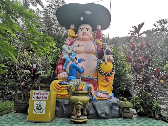 Nội điện chùa Sư Muôn