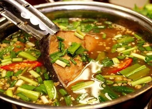 Nồi lẩu cá bớp nóng hổi, thơm ngon, hấp dẫn. Ảnh: Hai Vinh Nguyen