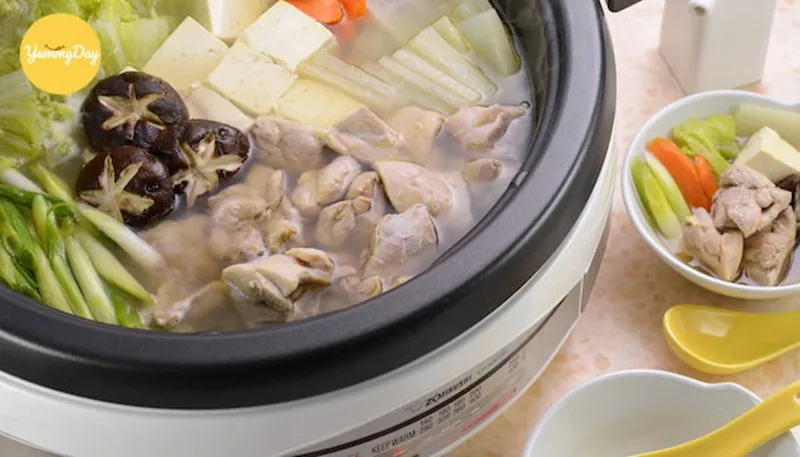 Nồi lẩu gà nấm đang sôi nghi ngút