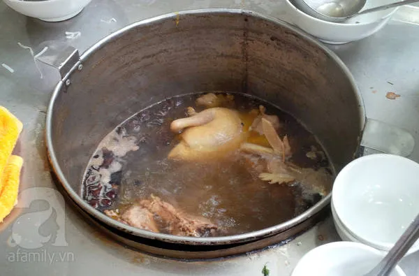 Nồi nước dùng phở gà