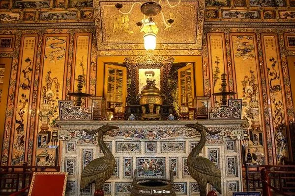 Nội thất bên trong điện Khải Thành với nghệ thuật khảm sành sứ tinh xảo