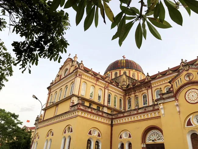 Nội thất bên trong nhà thờ Đền Thánh Quần Phương