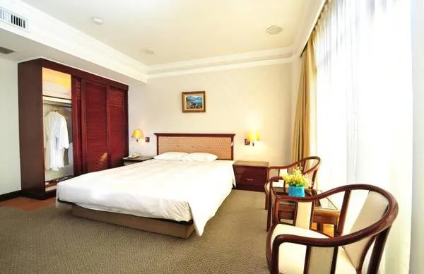 Nội thất bên trong phòng khách sạn Lake Side