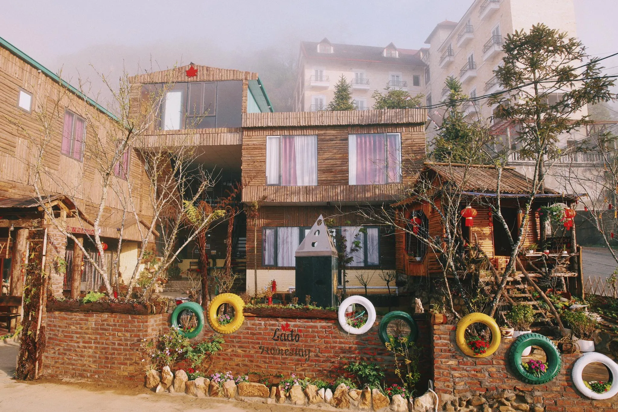 Nội thất gỗ ấm cúng tại Lá Đỏ Homestay