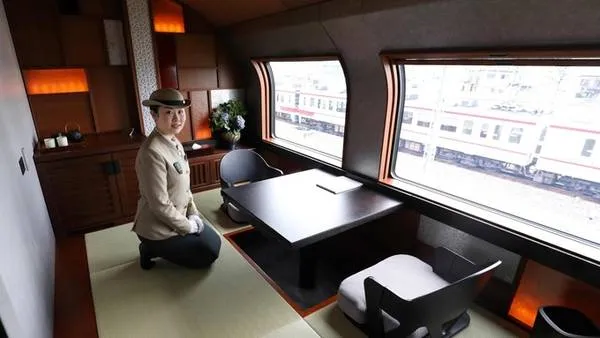 Nội thất tàu Shiki Shima với phòng lót chiếu tatami truyền thống và đồ gỗ màu tối trang nhã.