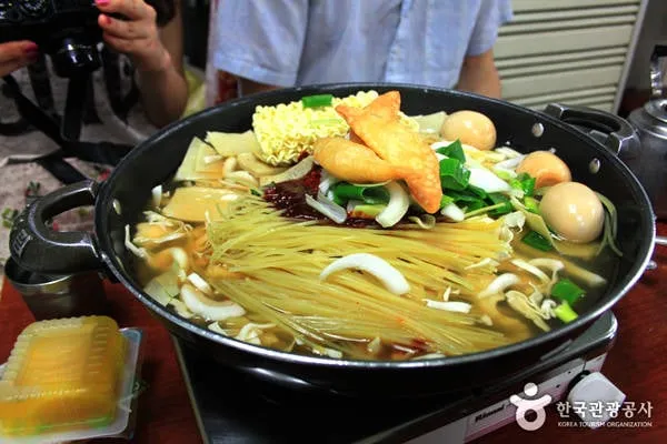 Nồi tteokbokki với nhiều nguyên liệu ăn kèm như trứng, mì, hải sản và phô mai