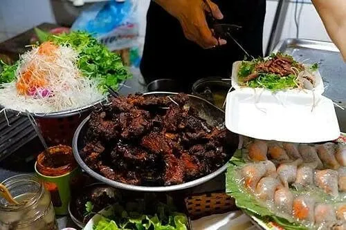 Nộm bò khô được trộn cùng đu đủ xanh, cà rốt thái sợi và lạc rang, ăn kèm nước sốt chua ngọt