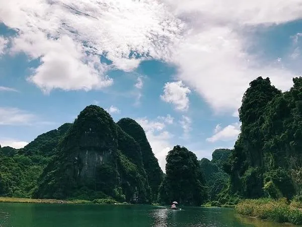 Non nước hữu tình tại Tràng An