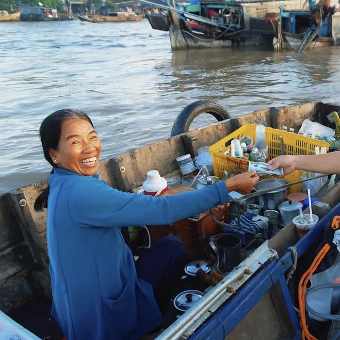 Nụ cười thân thiện của người bán hàng trên chợ nổi Cái Răng.