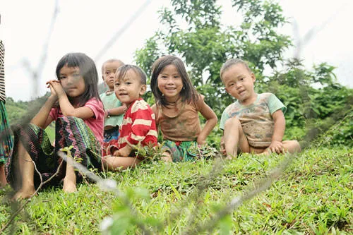 Nụ cười trẻ thơ trên đường lên Pha Luông. Ảnh: Phong Vinh