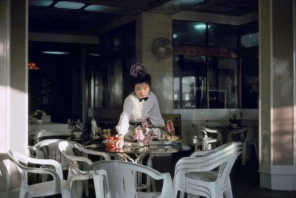 Nữ phục vụ nhà hàng