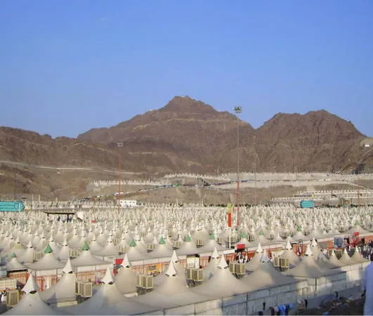 Núi Arafat, nơi quan trọng trong lễ hội Hajj - Alt: Núi Arafat với đông đảo người hành hương tập trung cầu nguyện