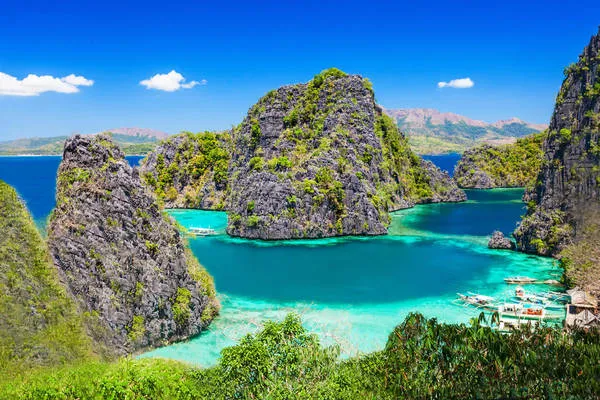 Núi đá hòa quyện với biển xanh