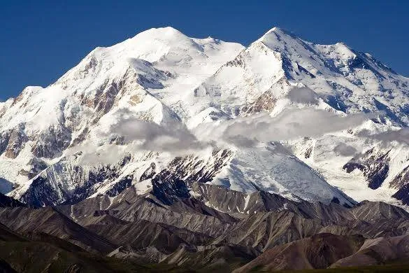 Núi Denali (McKinley), đỉnh cao nhất Bắc Mỹ, thu hút nhiều người leo núi, bao gồm cả nghiệp dư. Tuy nhiên, khoảng 100 người đã thiệt mạng tại đây do điều kiện thời tiết khắc nghiệt và địa hình hiểm trở.