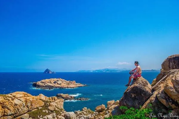 Núi Du Hạ trên Đảo Yến