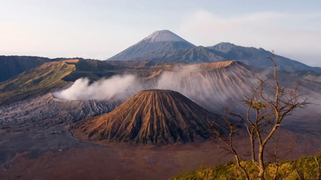 Núi lửa Bromo nhìn từ xa. Ảnh: Tripsavvy