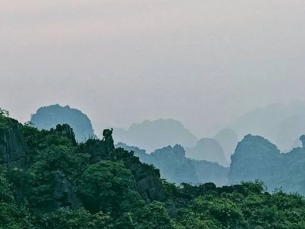 Núi non trùng điệp, không khí trong lành, mát mẻ trên đỉnh núi Múa.
