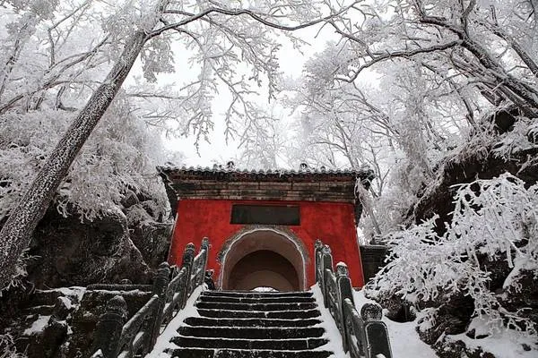 Núi Võ Đang mùa đông là điểm đến lý tưởng cho những ai yêu thích khám phá và trải nghiệm.
