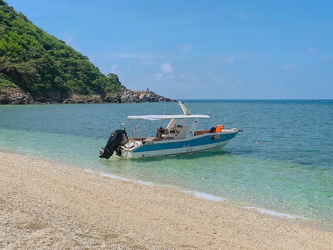 Nước biển trong xanh tại Hòn Cau