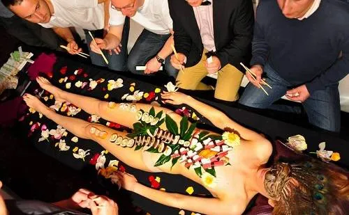 Nyotaimori - Sushi được bày biện trên cơ thể người mẫu khỏa thân. Ảnh: Eventforyou