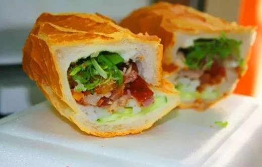 Ổ bánh mì heo quay nóng giòn