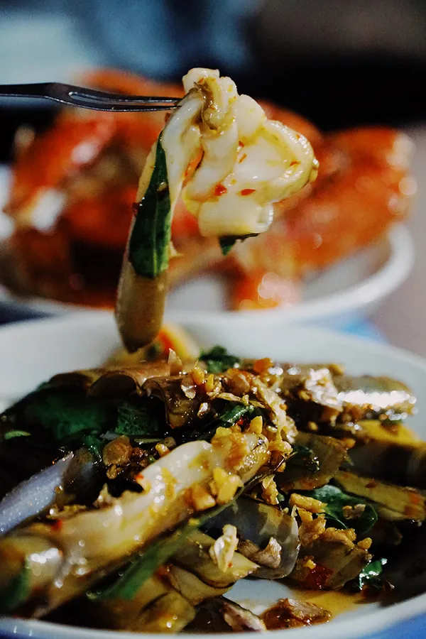 Ốc móng tay xào rau muống - món ăn dân dã nhưng luôn được yêu thích.