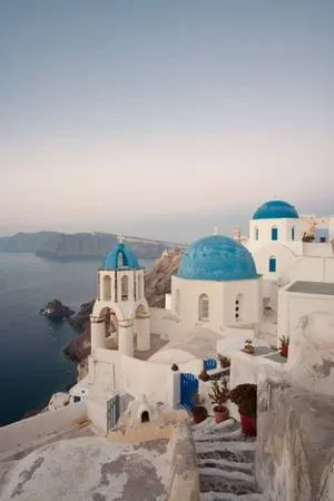 Oia, Santorini, Hy Lạp: Thị trấn Oia trên đảo Santorini, Hy Lạp, nổi tiếng với vẻ đẹp như tranh vẽ và tầm nhìn ngoạn mục ra biển Aegean.