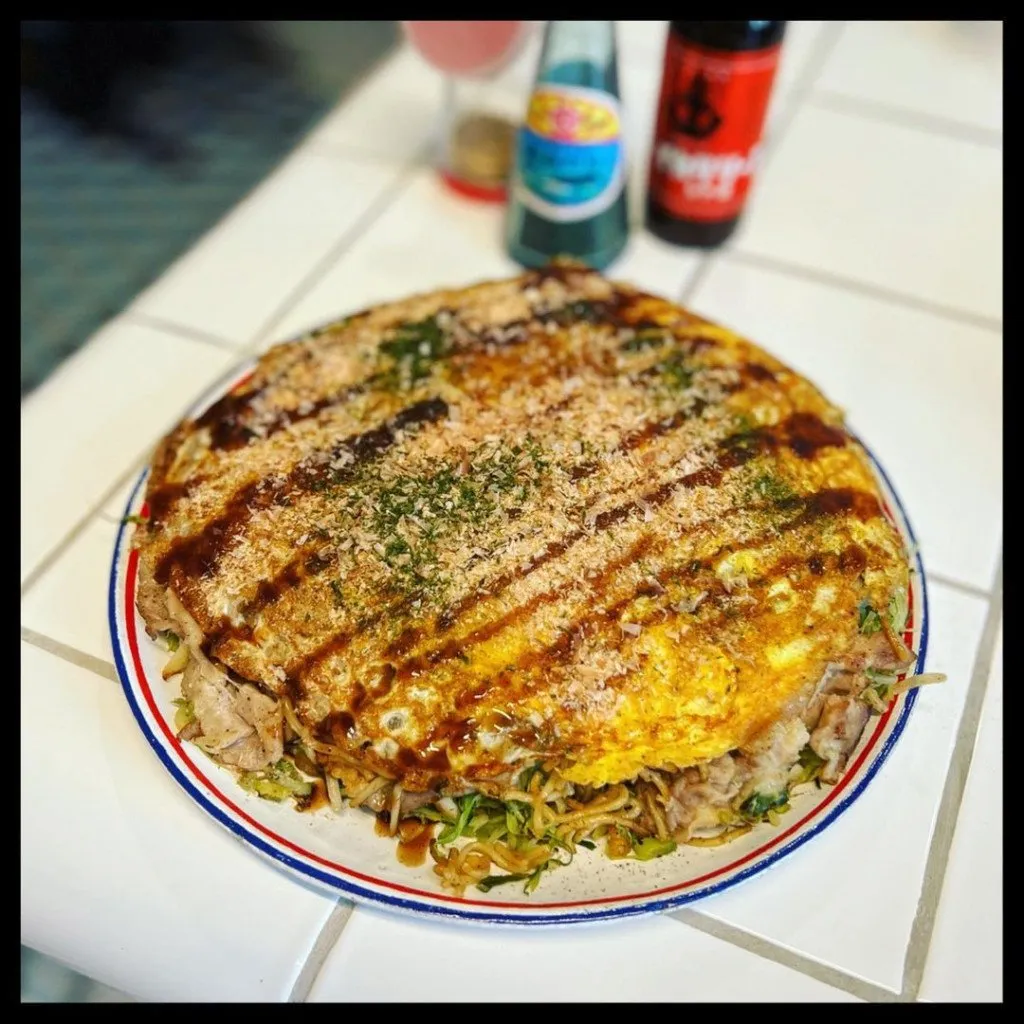 Okonomiyaki - bánh xèo Nhật Bản với nhiều loại topping hấp dẫn. Ảnh: nepoja