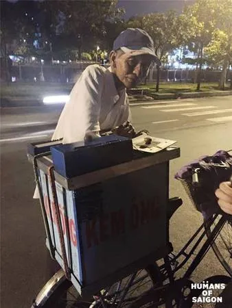 Ông cụ bán kem trong ngày mưa Sài Gòn. (Ảnh: Humans of Saigon)