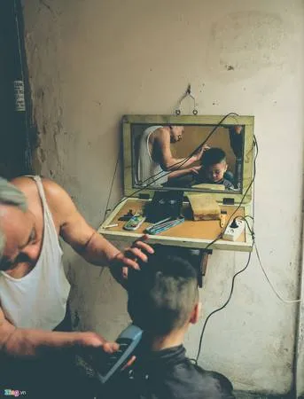 Ông Luận (tổ trưởng dân phố ở Quỳnh Mai, quận Hoàng Mai) cho biết, mỗi khi bắt đầu hè, khách trẻ em rất đông.