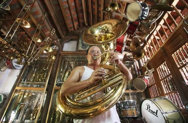 Ông Nguyễn Văn Cường với một chiếc kèn Tuba nặng 13kg