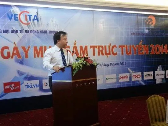 Ông Trần Hữu Linh, Cục trưởng Cục Thương mại điện tử và Công nghệ thông tin giới thiệu về Ngày mua sắm trực tuyến 2014. Ảnh: Sài Gòn Giải Phóng