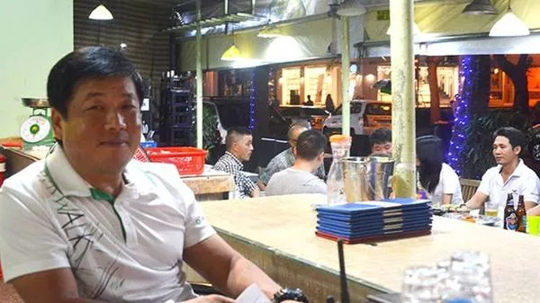 Ông Woo tại quán thịt nướng Sky Barbecue của mình.