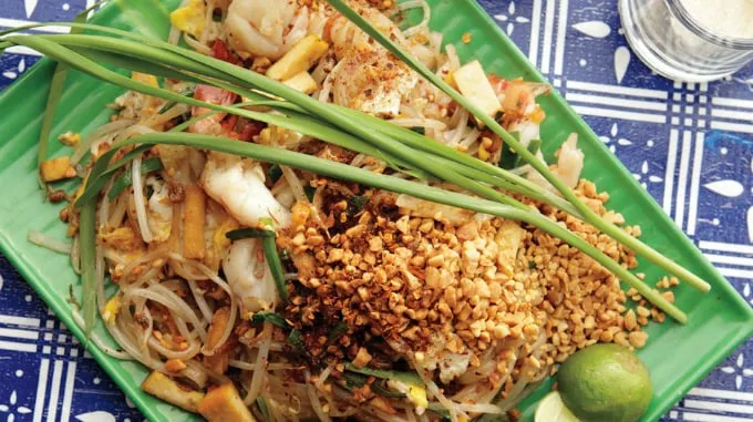 Pad Thai - món ăn nổi tiếng tại chợ Chatuchak