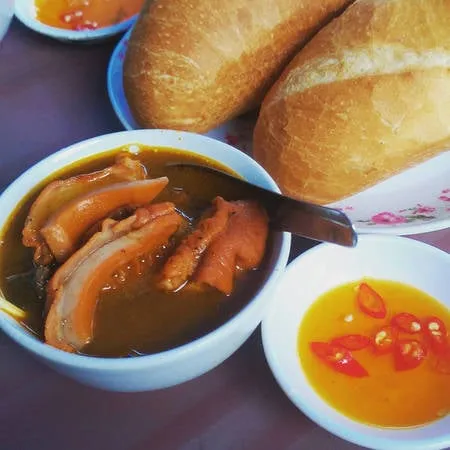 Phá lấu ăn kèm bánh mì