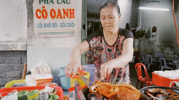 Phá lấu Cô Oanh - món ăn vặt nổi tiếng Sài Gòn