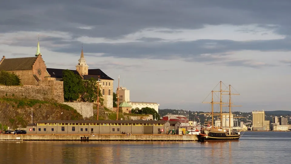 Pháo đài Akershus nhìn từ bến cảng.