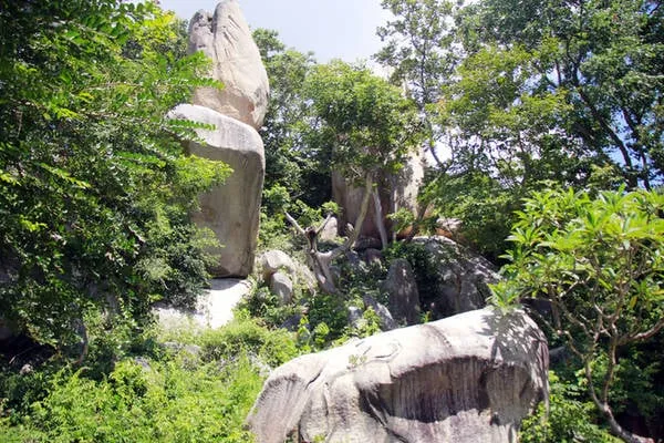 Phía sau Chánh điện là những kiệt tác bằng đá khổng lồ được thiên nhiên ban tặng. Mỗi khối đá nặng hàng chục tấn với hình thù kỳ lạ.